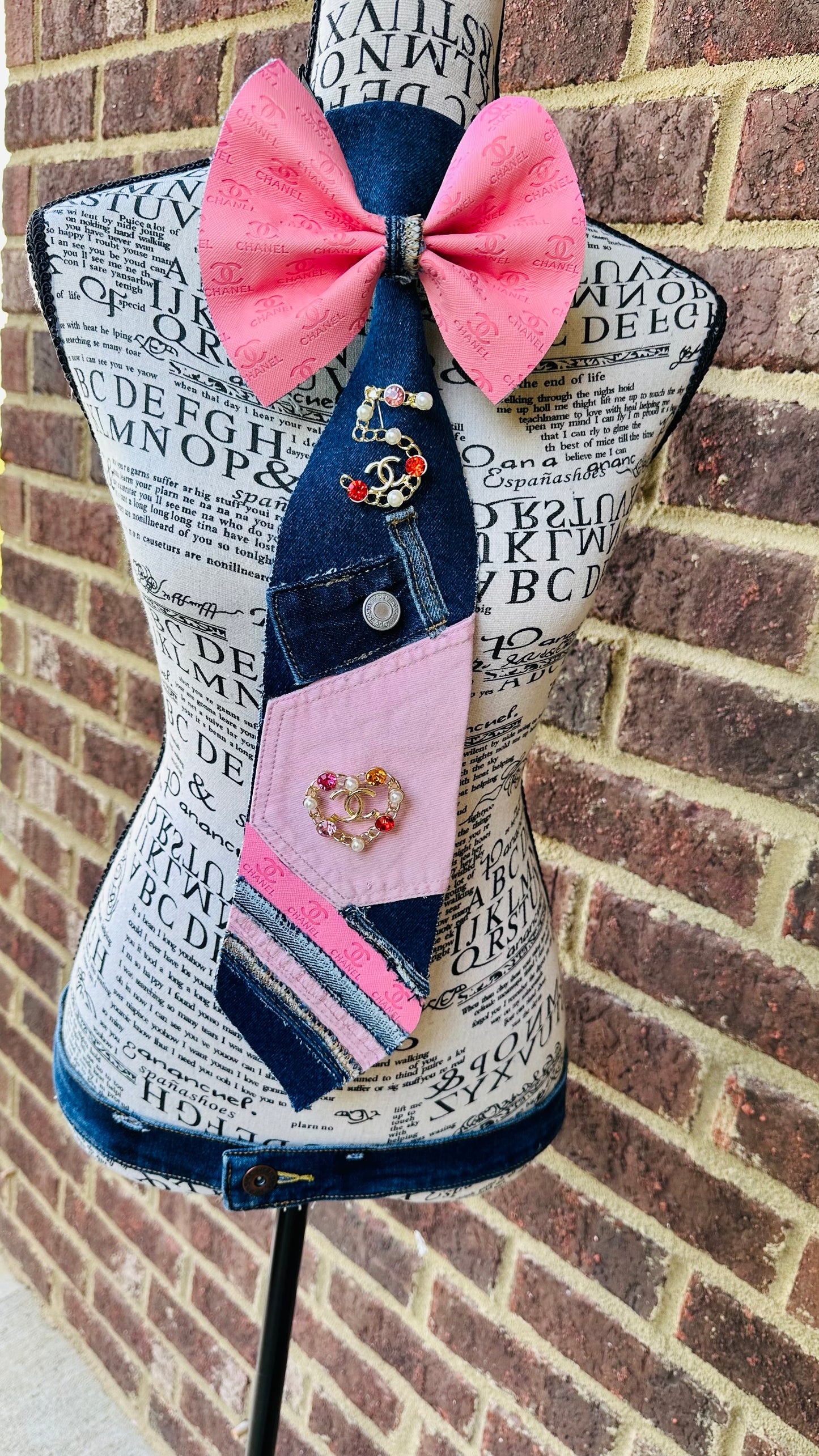 Pink Chantelle Fashion Bowtie Necktie (2 brooches included)