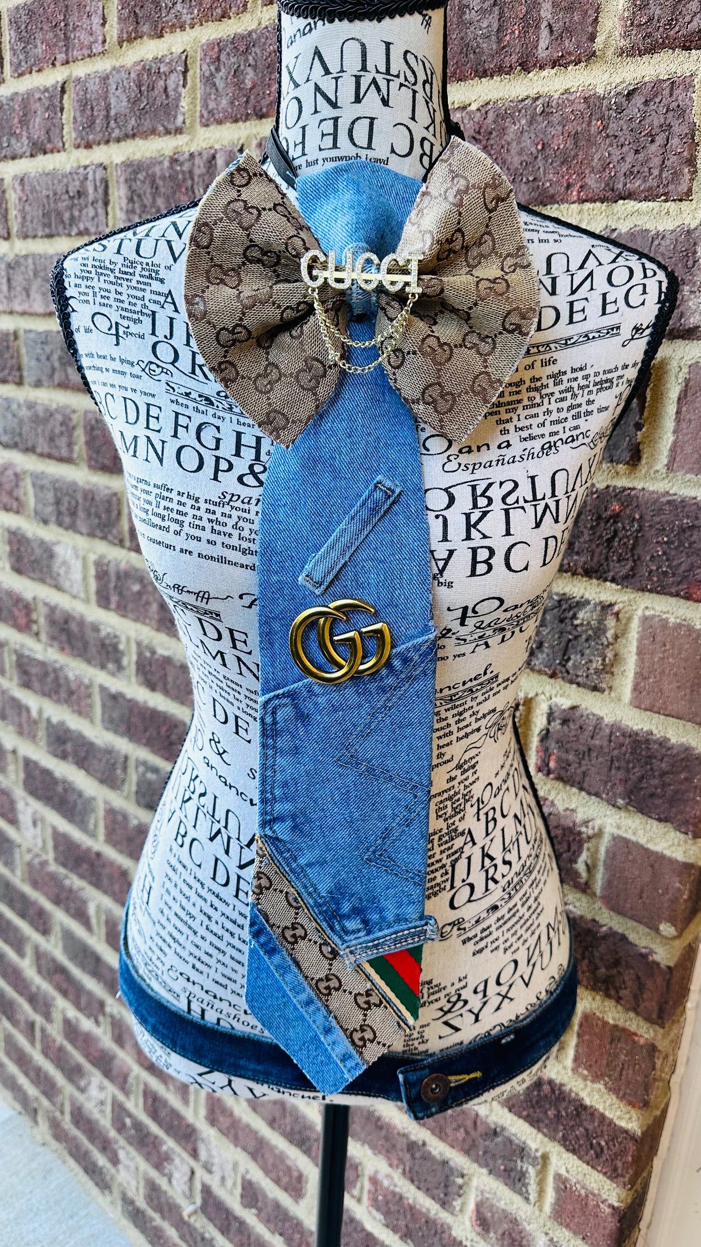 GiGi Fashion Bowtie Necktie (2 brooches)